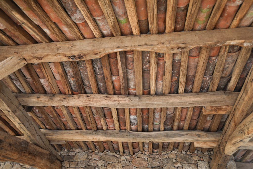 charpente traditionnelle bois avec chevrons chêne