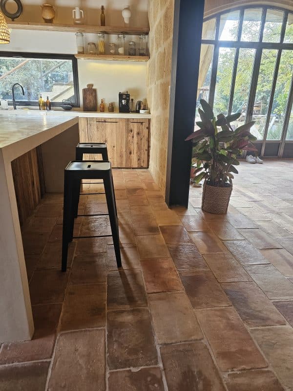 Old living room and kitchen screen