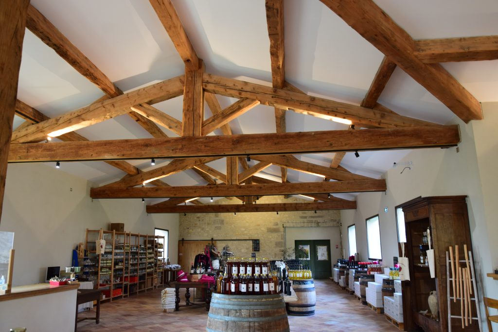 Charpente en bois avec poutres anciennes de récupération