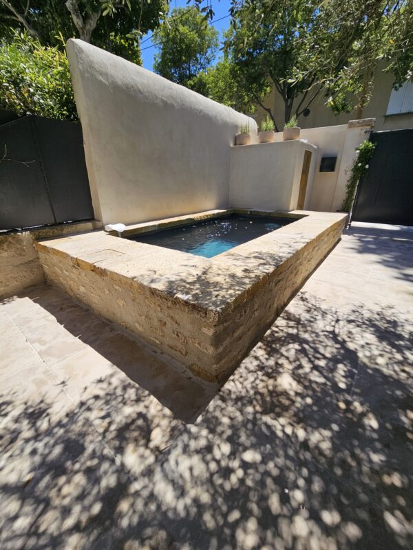 Margelles piscine en pierre naturelle de Vers – Image 2